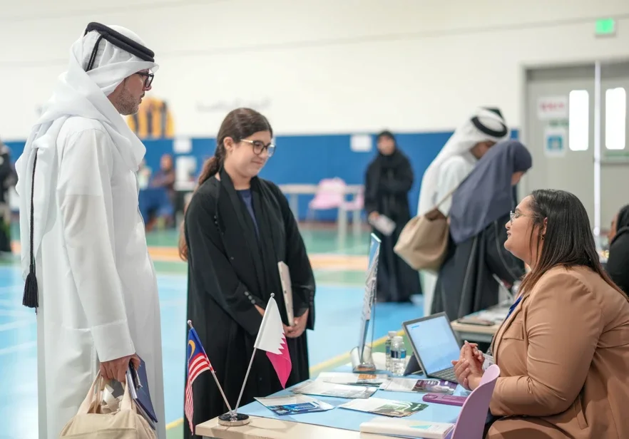 استكشاف آفاق المستقبل في معرض الجامعات والمهن المستقبلية بمدرسة درم الدوحة للبنات